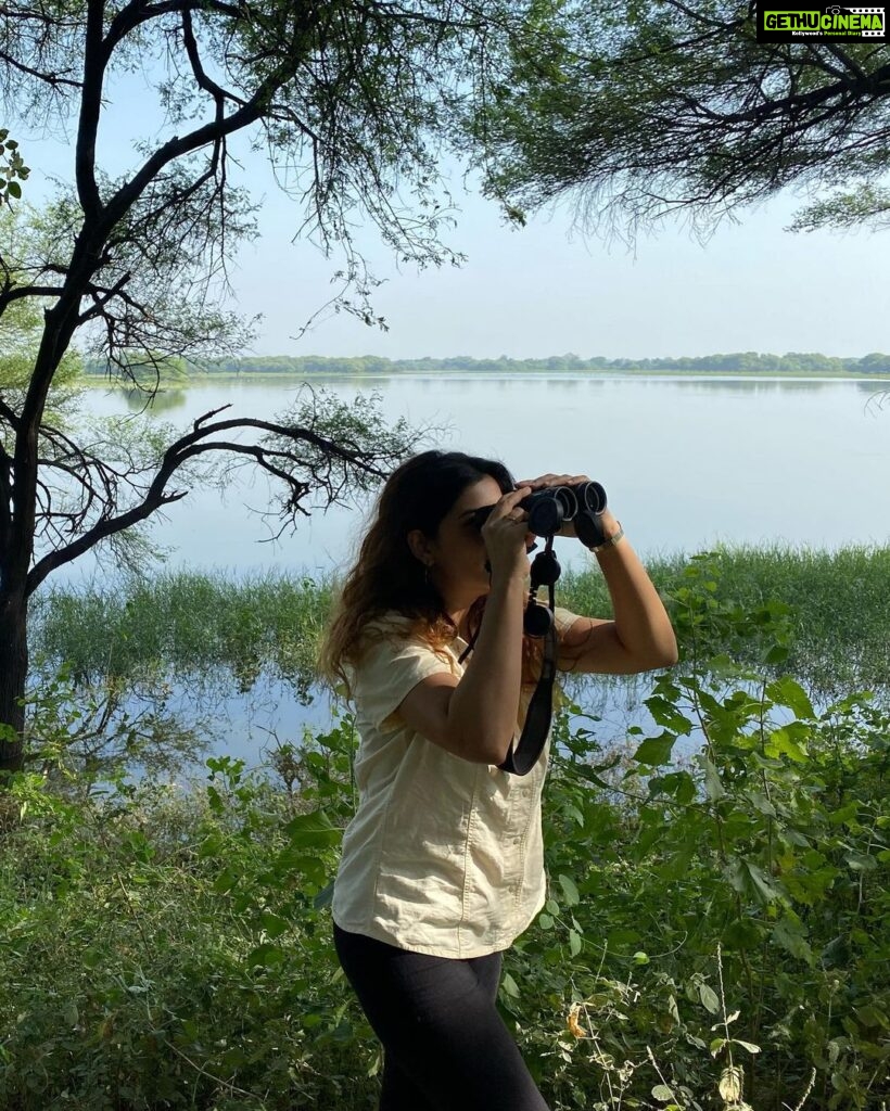 Anisha Victor Instagram - Post birthday🎂 bird-watching picnic🧺 but not without my binoculars 👀 Thank you for all the lovely wishes yesterday ♥️ #NationalHoldidayKid #iShareMyBirthdaywithGandhiJi #NationalHoliday #GandhiJayanti #birdwatching #ahmendabad #gujarat #thol #tholsanctuary #wildlife #picnie #birdsanctuary 🦆🐦‍⬛🦩🪿 Thol Bird Sanctuary