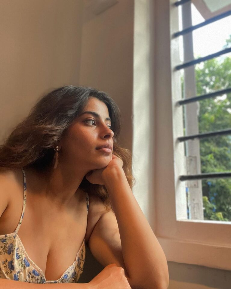 Anisha Victor Instagram - I love looking out of the window… I could do it for hours.. and it may seem like a colossal waste of time to many but it brings me peace. A short meaningful pause in the chaos of the city( same AQI but still helps). I’m running at hundred miles per hour… okay not literally 100 miles/hour but you get the picture. The path is uneven, might even hit my toe against a rock sticking out of the ground, the coconut just about hanging on to its last fibre misses you by a second or maybe not, a gust of wind brings with it some sand ready to make my eye a temporary habitat (and if it has to be… let it be my left eye God! I use the right one to shoot). The little insect aims straight for the eyes or the nose or the mouth and that’s my first meal of the day. The little pebble… a teeny tiny microscopic pebble in my shoe! Do not underestimate it. You know the feeling right! It’s not exactly an itch you can’t scratch…you can take off your shoe and ….well just scratch your foot and take the invincible pebble out but wouldn’t it be nice to go just one day without that happening. The crow pooped on my shirt but I’m still running because at least it didn’t get my hair this time, no reason for me to stop now when some detergent and water can take care of it later. And of course you’re going to encounter a curve ball… and I’m not taking metaphorically here;an actual curve ball. Well, what was I expecting…I’m on a track in a Cricket field. But I keep running. I see my smartwatch and I stop to quench my thirst. Luckily I have a bottle of sweet sweet water on me. Now back to running again…and if you still think it’s about running… The water bottle is the window. 🪟 Fin. Bandra West