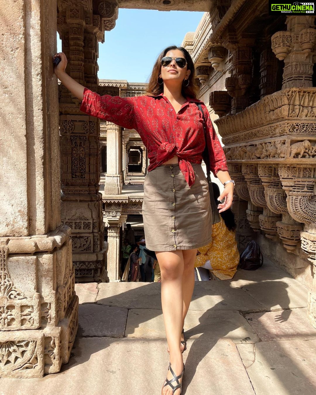 Anisha Victor Instagram - Adalaj Ni Vav π . . Adalaj Stepwell or Rudabai Stepwell is located in the village of Adalaj, close to Ahmedabad city and in Gandhinagar district in the Indian state of Gujarat, and considered a fine example of Indian architecture work. It was built in 1498-99 in the memory of Rana Veer Singh (the Vaghela dynasty of Dandai Des), by his wife Queen Rudadevi. Credit- Google. #architecture #ancientindia #medievalindia #indianarcheology #stepwell #history #travel #gujarat #ahmedabad #gandhinagar Adalaj Ni Vav - Heritage Site