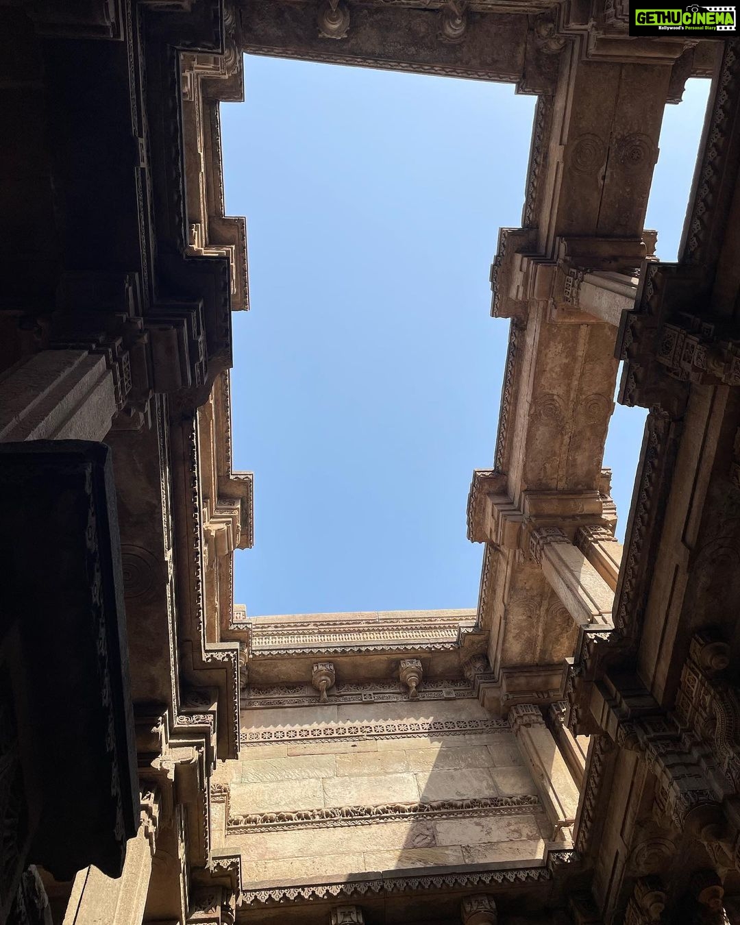 Anisha Victor Instagram - Adalaj Ni Vav π . . Adalaj Stepwell or Rudabai Stepwell is located in the village of Adalaj, close to Ahmedabad city and in Gandhinagar district in the Indian state of Gujarat, and considered a fine example of Indian architecture work. It was built in 1498-99 in the memory of Rana Veer Singh (the Vaghela dynasty of Dandai Des), by his wife Queen Rudadevi. Credit- Google. #architecture #ancientindia #medievalindia #indianarcheology #stepwell #history #travel #gujarat #ahmedabad #gandhinagar Adalaj Ni Vav - Heritage Site