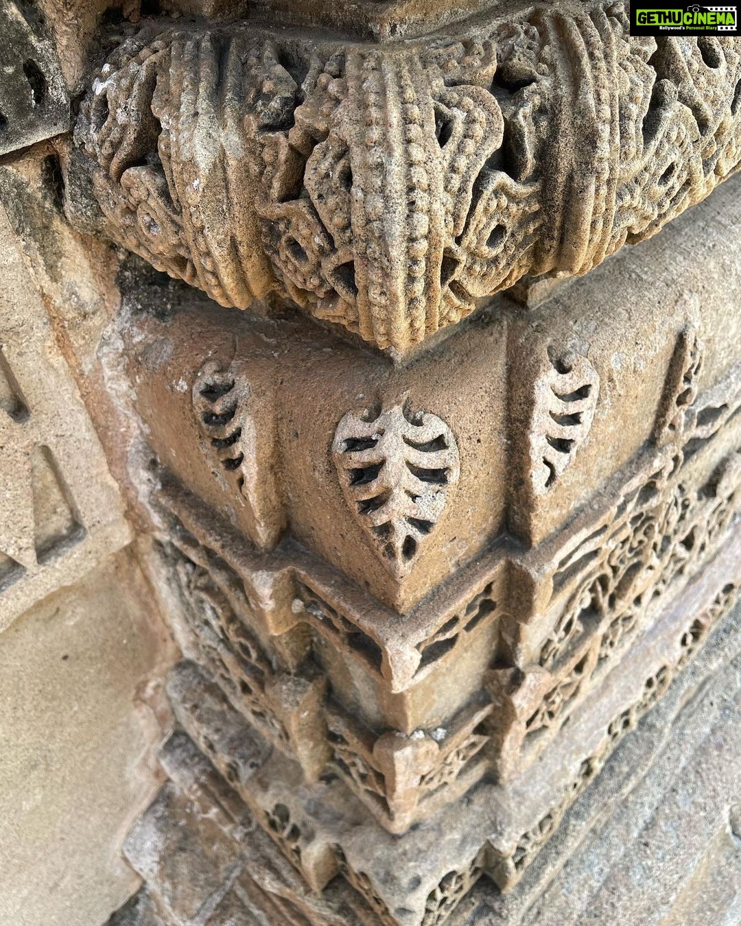 Anisha Victor Instagram - Adalaj Ni Vav π . . Adalaj Stepwell or Rudabai Stepwell is located in the village of Adalaj, close to Ahmedabad city and in Gandhinagar district in the Indian state of Gujarat, and considered a fine example of Indian architecture work. It was built in 1498-99 in the memory of Rana Veer Singh (the Vaghela dynasty of Dandai Des), by his wife Queen Rudadevi. Credit- Google. #architecture #ancientindia #medievalindia #indianarcheology #stepwell #history #travel #gujarat #ahmedabad #gandhinagar Adalaj Ni Vav - Heritage Site