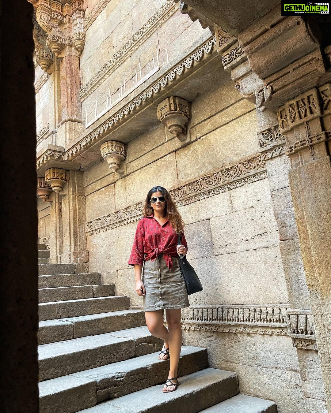 Anisha Victor Instagram - Adalaj Ni Vav π . . Adalaj Stepwell or Rudabai Stepwell is located in the village of Adalaj, close to Ahmedabad city and in Gandhinagar district in the Indian state of Gujarat, and considered a fine example of Indian architecture work. It was built in 1498-99 in the memory of Rana Veer Singh (the Vaghela dynasty of Dandai Des), by his wife Queen Rudadevi. Credit- Google. #architecture #ancientindia #medievalindia #indianarcheology #stepwell #history #travel #gujarat #ahmedabad #gandhinagar Adalaj Ni Vav - Heritage Site