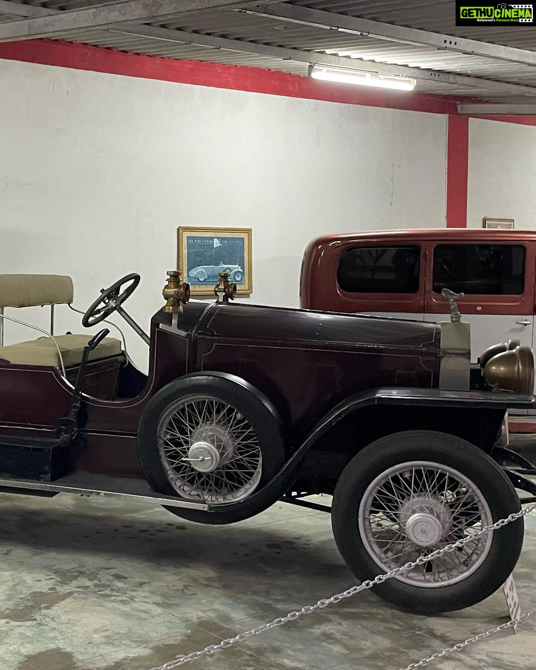 Anisha Victor Instagram - Swipe 👉 to see some vintage beauties 🎠. . #vintage #vintagecars #museum #ahmedabad #gujrat #dastan #vintagecarsmuseum #carmuseum #rollsroyce #buick #mercedes #oldcars #frangipani #frangipanitree #pinksky #travel #explore #packard #hotchkiss #lagonda #Chevrolet #hispanosuiza #bentley #rover #rover16 #daimler Ahmedabad, India