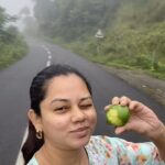 Anitha Sampath Instagram - வழிநெடுக கொய்யாப்பழம்🍈நாங்க அத பாத்துட்டோமே..😅 வாக்மேன் ச்சீ வாகனம் ச்சீ 📍வாகமன்,கேரளா. Family trip Sisters @nilaa_bridalstudio #vagamon #anithasampath #kerala Kerala