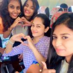 Anitha Sampath Instagram - LETS GO(A)😃🏖️girls trip to goa😍✈️with my loving makeup artists who turned out to be my cuties😘😘😘😘 Yaaay🎉🥳🎊 #goa #girlstrip #anithasampath #makeupartists #makeupartist #bridalmakeup #chennaimakeupartist