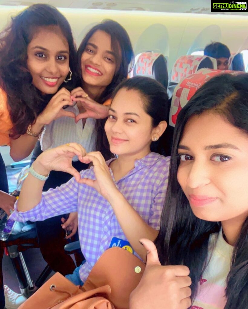 Anitha Sampath Instagram - LETS GO(A)😃🏖️girls trip to goa😍✈️with my loving makeup artists who turned out to be my cuties😘😘😘😘 Yaaay🎉🥳🎊 #goa #girlstrip #anithasampath #makeupartists #makeupartist #bridalmakeup #chennaimakeupartist
