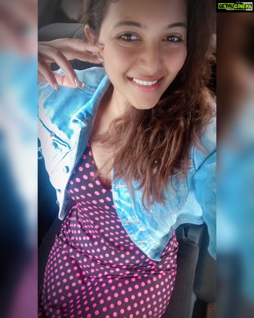 Anjali Instagram - Long drives, good music ❤️🚘🎼🎵🥳 #happy #saturday #weekend #vibes #no #makeup #selfie