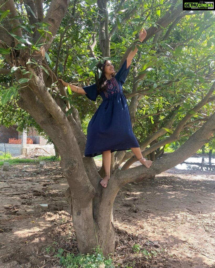 Anjali Instagram - Reliving childhood memories 💫🐒 #happy #weekend #childhood #memories #climbing #tree #throwback