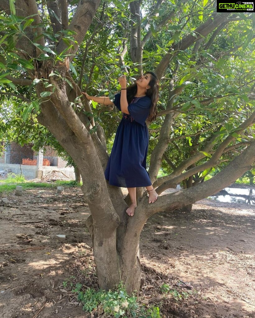 Anjali Instagram - Reliving childhood memories 💫🐒 #happy #weekend #childhood #memories #climbing #tree #throwback