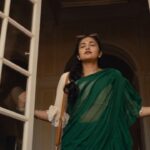 Anjana Jayaprakash Instagram - Trailer of QUEEN! @mxplayer @gauthamvasudevmenon @murugesanprasath @manikandan_dop @indrajith_s @anikhasurendran @team___e @salomirdiamond @dolledup_by_gayathri @hairytale_by_komal @raisedbrowsbybhavani @b.1nee @srikanthcheeka @_.samrat._ @reaganfrancis95 @sarang_thiagu @preethi_srivijayan @ishati @malinikarthikeyan @nupur_p @colourmefabulous_ @nivedidha_koliyot