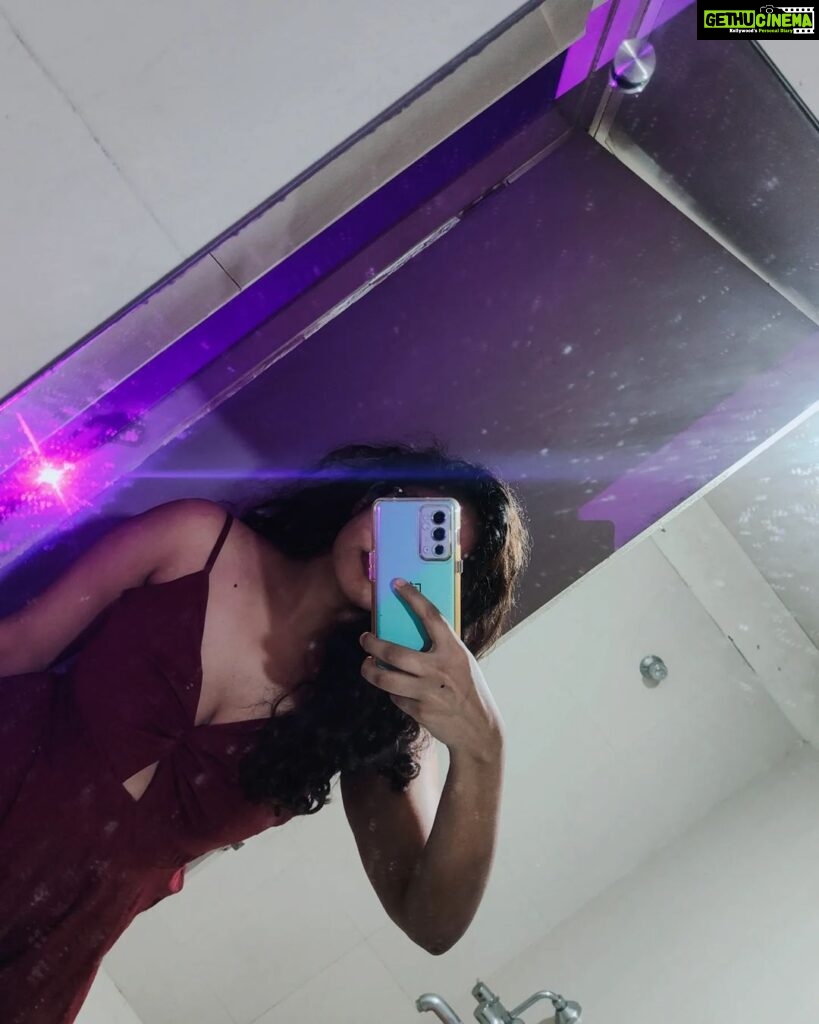 Anjana Jayaprakash Instagram - Dirty mirror,cute dress.