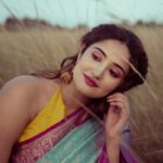 Anjana Jayaprakash Instagram - வளையாத மூங்கிலில் ராகம் வளைஞ்சு ஓடுதே மேகம் முழிச்சு கேக்குதே ❤️ . . For @sashtiboutique Ft. @theanjanajayaprakash MUA : @christyhairandmakeup Shot by : @capturesbymurshitha . . . #sareelove #silksarees #editorial #insta_ #photooftheday #sareefashion #smallbusiness #chennaiphotographer #portrait #portfolioclub #portraitpage Chennai, India