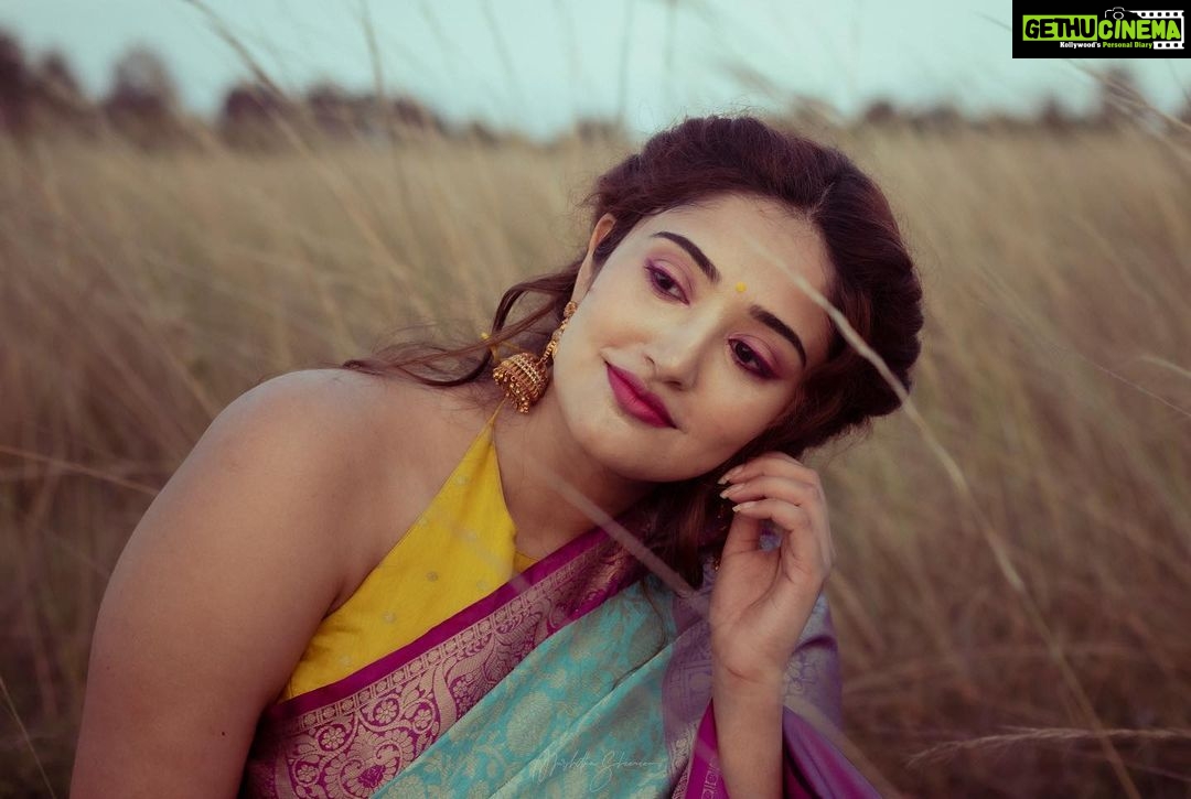 Anjana Jayaprakash Instagram - வளையாத மூங்கிலில் ராகம் வளைஞ்சு ஓடுதே மேகம் முழிச்சு கேக்குதே ❤️ . . For @sashtiboutique Ft. @theanjanajayaprakash MUA : @christyhairandmakeup Shot by : @capturesbymurshitha . . . #sareelove #silksarees #editorial #insta_ #photooftheday #sareefashion #smallbusiness #chennaiphotographer #portrait #portfolioclub #portraitpage Chennai, India