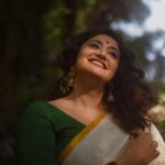 Anjana Jayaprakash Instagram - White & Gold ✨ Saree set by @pranaahbypoornimaindrajith Shot by @parvathy.prasad_ Creative direction & coordination:@labfour13 HMU: @makeupby_nami_