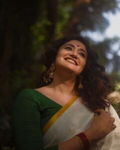 Anjana Jayaprakash Instagram - White & Gold ✨

Saree set by @pranaahbypoornimaindrajith 
Shot by @parvathy.prasad_ 
Creative direction & coordination:@labfour13 
HMU: @makeupby_nami_