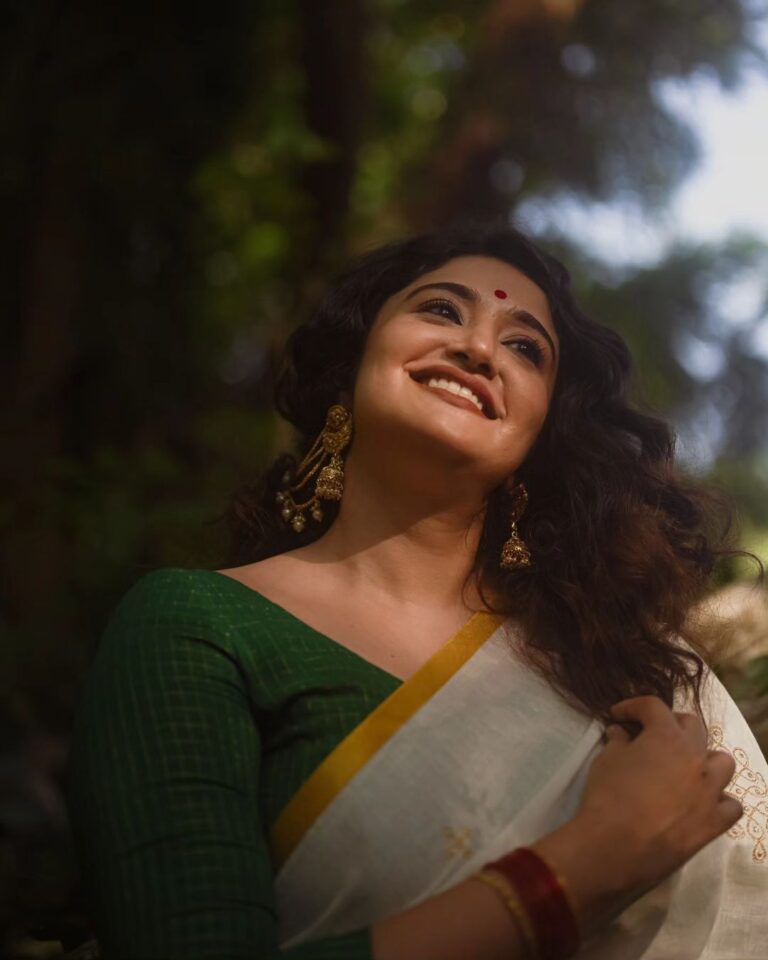 Anjana Jayaprakash Instagram - White & Gold ✨ Saree set by @pranaahbypoornimaindrajith Shot by @parvathy.prasad_ Creative direction & coordination:@labfour13 HMU: @makeupby_nami_