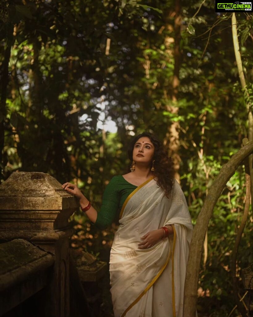 Anjana Jayaprakash Instagram - 🌸🌸 Saree set by @pranaahbypoornimaindrajith Shot by @parvathy.prasad_ Creative direction & coordination: @labfour13 HMU: @makeupby_nami_