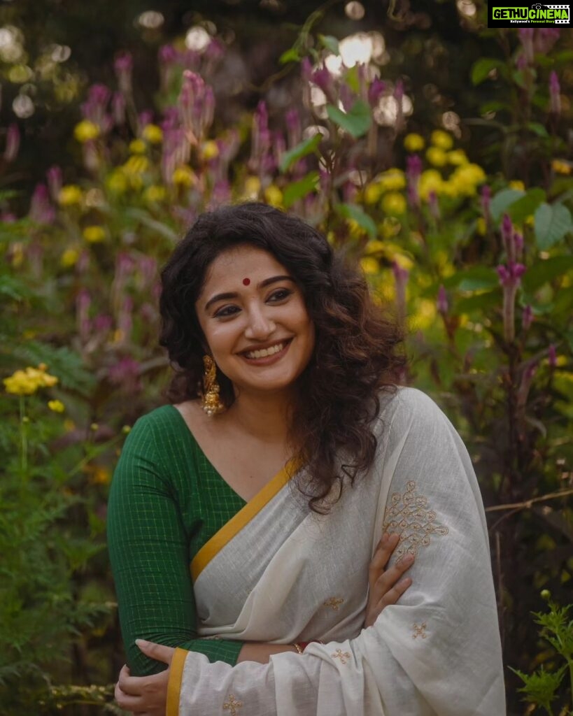 Anjana Jayaprakash Instagram - White & Gold ✨ Saree set by @pranaahbypoornimaindrajith Shot by @parvathy.prasad_ Creative direction & coordination:@labfour13 HMU: @makeupby_nami_