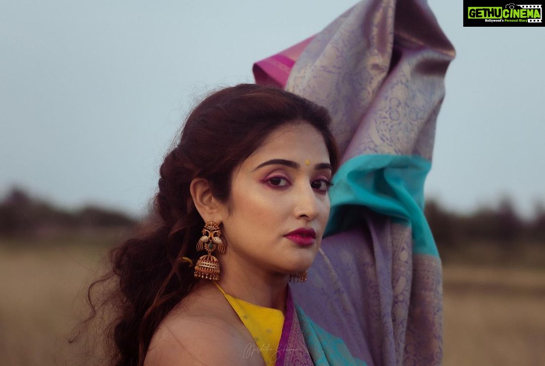 Anjana Jayaprakash Instagram - வளையாத மூங்கிலில் ராகம் வளைஞ்சு ஓடுதே மேகம் முழிச்சு கேக்குதே ❤️ . . For @sashtiboutique Ft. @theanjanajayaprakash MUA : @christyhairandmakeup Shot by : @capturesbymurshitha . . . #sareelove #silksarees #editorial #insta_ #photooftheday #sareefashion #smallbusiness #chennaiphotographer #portrait #portfolioclub #portraitpage Chennai, India