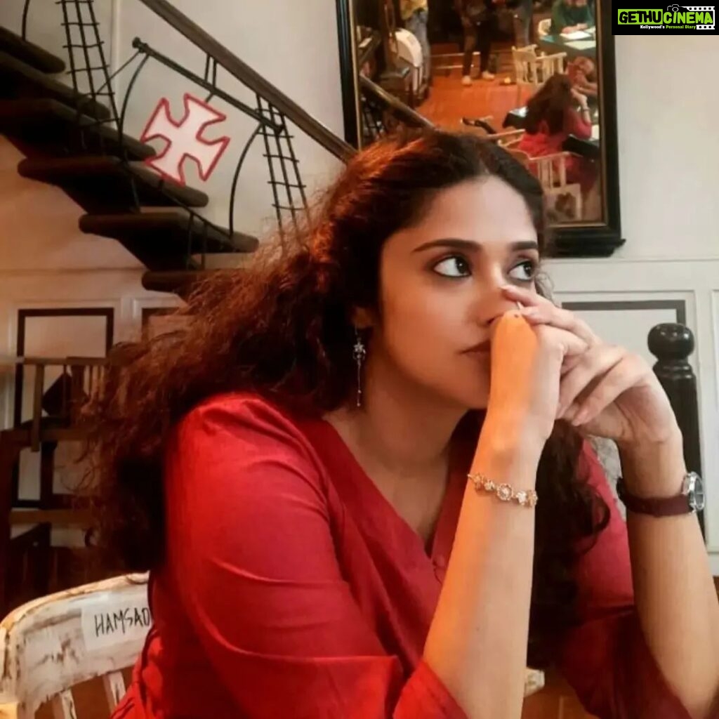 Anjana Jayaprakash Instagram - The journey of 'Pachuvum AlbuthaVilakkum' began years back in November 2019 when casting director @gayathrismitha sent me across two PDFs,one of them for a character called Dhwani.. Hamsadhwani. I recorded the scenes(quite enjoyed it,too) ,sent it across to her,later heard that the director was interested in meeting me. Me and @akhilsathyan met at the Amethyst , Chennai where we chatted quite jovially and talked a bit about the movie (very little!) I also learnt that the Pachu in the scenes was going to be portrayed by Fahadh Faasil. One look test,a global pandemic, multiple Covid lockdowns,scheduling issues, date clashes , sooo many uncertainties later ,the schedule finally resumed in 2022. That long and unpredictable journey came to an end when our film released two weeks back on 28th April. I realised somewhere along the way that characters do have their own destiny as to who will potray them and how. I guess Hamsadhwani & me were interwined by some invisible thread (that one audition clip 😛 and some universe magic ✨) I'm grateful to @akhilsathyan & @gayathrismitha for introducing me to Pachu's beautiful world 😍 Also thank you to the entire production team,the direction team @aharon.mathai @rajivrajendaran_1 @cosky_posky @theerthamythry rakhesh rajan & @utharamenonstyling @sharan_velayudhan @vineeth_actor @radhakrishnan.anil ,Neethu ,Saji Chetan and of course to Fafa for helping me out with everything,the big and the small 🤗 Thank you to the audience for all the Hamsa love 😁 Do watch our heartfelt little Malayalam film ' Pachuvum AlbuthaVilakkum (Pachu and the Magic Lamp)' in theatres nearby,both in India and abroad ❤️
