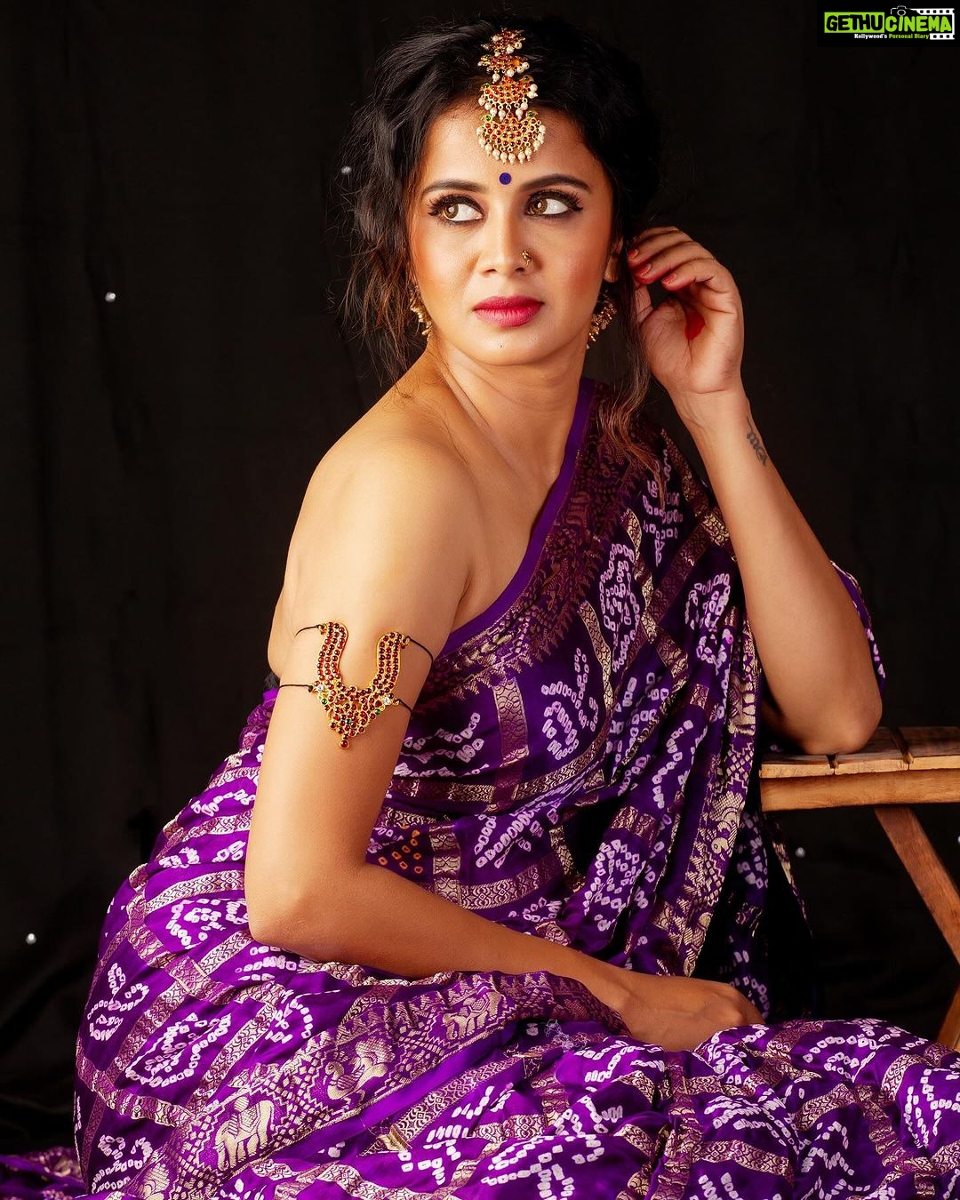 Anjana Rangan Instagram - Day 8 : PURPLE 💜 Purple commands attention and demands Respect. Its Royal, luxurious and is magical! 💜 #navarathricollections by @magicbyjeeni Shot by @padambyveni MUAH : @kalai_hair_and_makeup ✨