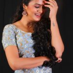 Anjana Rangan Instagram - Day 7 : GREY 🩶 Unlike black or white, Grey avoids attention. Its imperfect yet beautiful. Stable and solid. #navarathricollections by @magicbyjeeni Shot by @padambyveni MUAH : @kalai_hair_and_makeup ✨