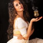 Anjana Rangan Instagram - Day 2 : White 🕊️🤍 White is the color of purity ! Pure love, thoughts and goodness of the heart ! 🤍 #navarathricollections by @magicbyjeeni Shot by @padambyveni MUAH : @kalai_hair_and_makeup ✨