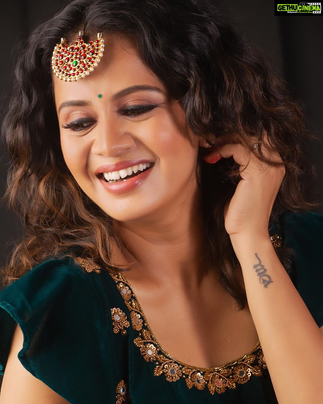 Anjana Rangan Instagram - Day 9 : Peacock Blue 🦚 Its the colour which directly represents beauty. Brings in Joy instantly🦚 #navarathricollections by @magicbyjeeni Shot by @padambyveni MUAH : @kalai_hair_and_makeup ✨