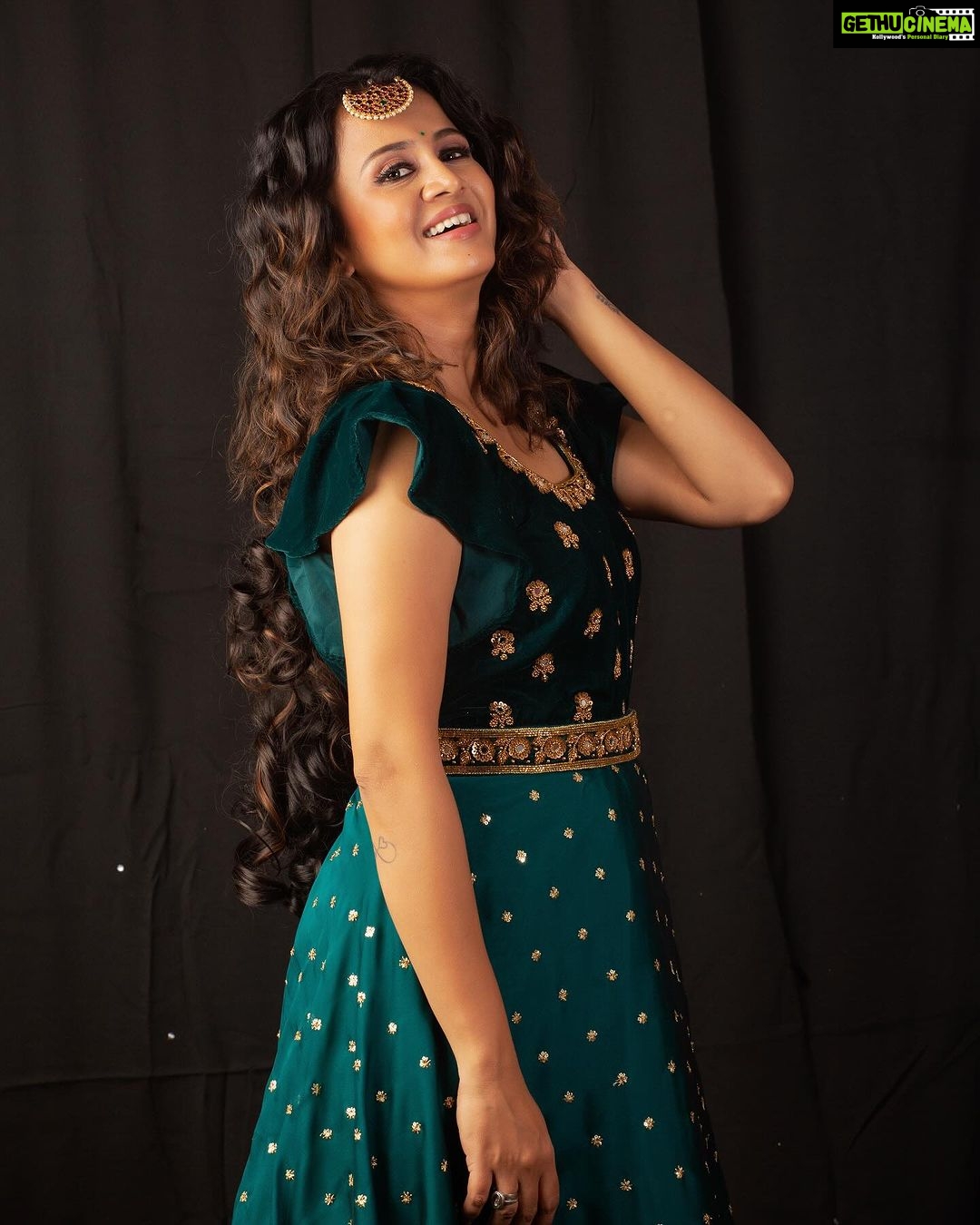 Anjana Rangan Instagram - Day 9 : Peacock Blue 🦚 Its the colour which directly represents beauty. Brings in Joy instantly🦚 #navarathricollections by @magicbyjeeni Shot by @padambyveni MUAH : @kalai_hair_and_makeup ✨