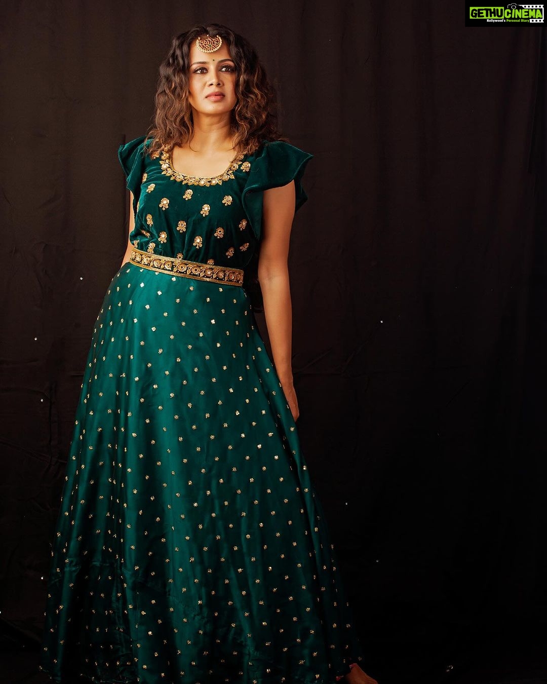 Anjana Rangan Instagram - Day 9 : Peacock Blue 🦚 Its the colour which directly represents beauty. Brings in Joy instantly🦚 #navarathricollections by @magicbyjeeni Shot by @padambyveni MUAH : @kalai_hair_and_makeup ✨