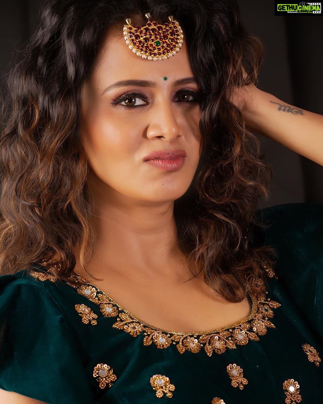 Anjana Rangan Instagram - Day 9 : Peacock Blue 🦚 Its the colour which directly represents beauty. Brings in Joy instantly🦚 #navarathricollections by @magicbyjeeni Shot by @padambyveni MUAH : @kalai_hair_and_makeup ✨