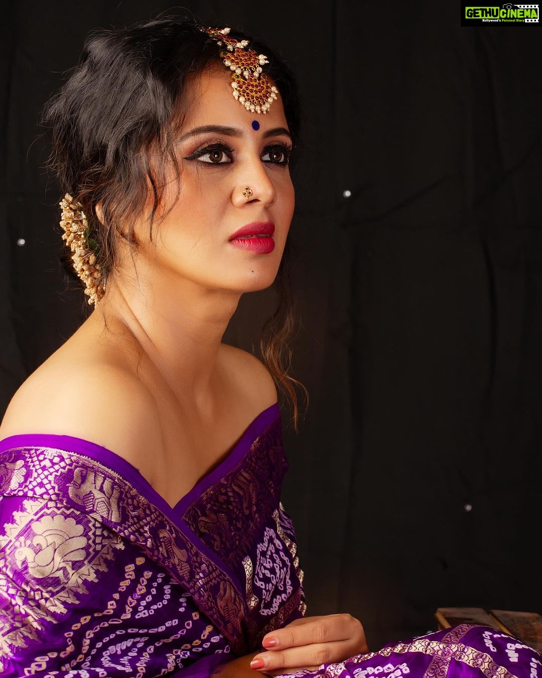 Anjana Rangan Instagram - Day 8 : PURPLE 💜 Purple commands attention and demands Respect. Its Royal, luxurious and is magical! 💜 #navarathricollections by @magicbyjeeni Shot by @padambyveni MUAH : @kalai_hair_and_makeup ✨