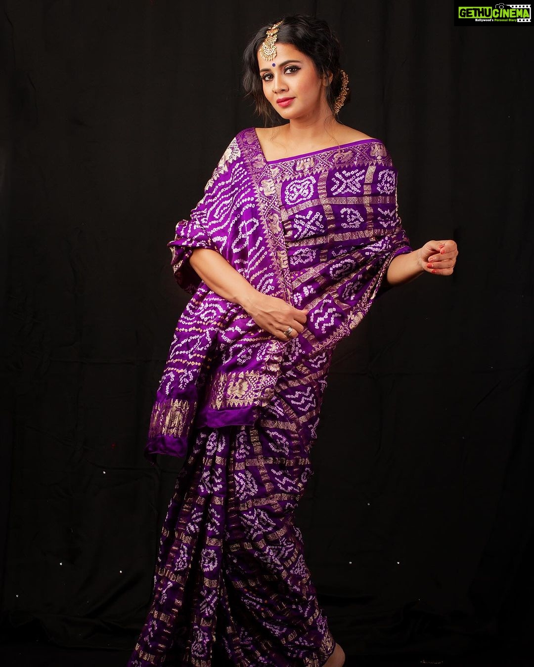 Anjana Rangan Instagram - Day 8 : PURPLE 💜 Purple commands attention and demands Respect. Its Royal, luxurious and is magical! 💜 #navarathricollections by @magicbyjeeni Shot by @padambyveni MUAH : @kalai_hair_and_makeup ✨