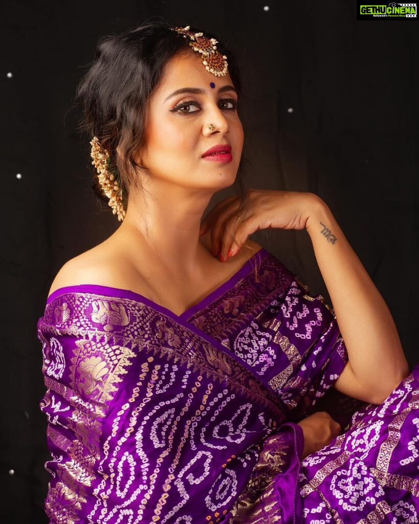 Anjana Rangan Instagram - Day 8 : PURPLE 💜 Purple commands attention and demands Respect. Its Royal, luxurious and is magical! 💜 #navarathricollections by @magicbyjeeni Shot by @padambyveni MUAH : @kalai_hair_and_makeup ✨