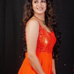 Anjana Rangan Instagram - Day 1 : Orange🧡 Orange is the colour of emotion and its our personal favourite! ✨ #navarathricollections by @magicbyjeeni Shot by @padambyveni MUAH : @kalai_hair_and_makeup ✨
