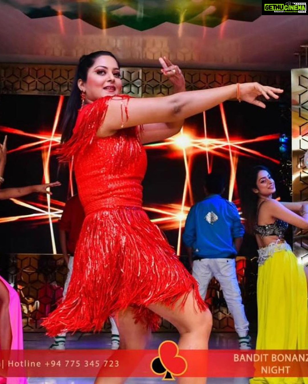 Anjana Singh Instagram - Thank you for having me ,I had a wonderful time and I thoroughly enjoyed the Event.Thank you so much for all the love and care @ramesh.nayyar23 Ji @raaghavnayyar @rneventsandproductions . . . . . Makeup 💄: @makeuproyal_kanikachugh Hair : @shilpa_kaar_makeovers Outfit (red): by @vidyamourya096 Outfit (black):by @labelriasingh The Kingsbury Hotel