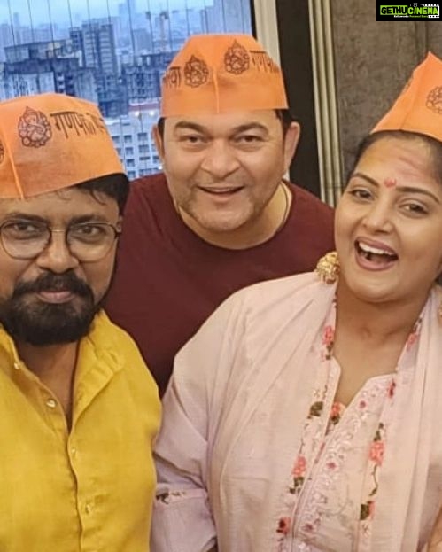 Anjana Singh Instagram - Superstar Actress Anjana Singh ji ke mumbai wale ghar Ganpati Bappa.. Dhamaal fun with Actor Soorya ji, Producer Uday Bhagat Ji, PRO Ramchandra ji.. it's me.. Bappa bless to all.. Ganpati Bappa Morya 💐😘🤗