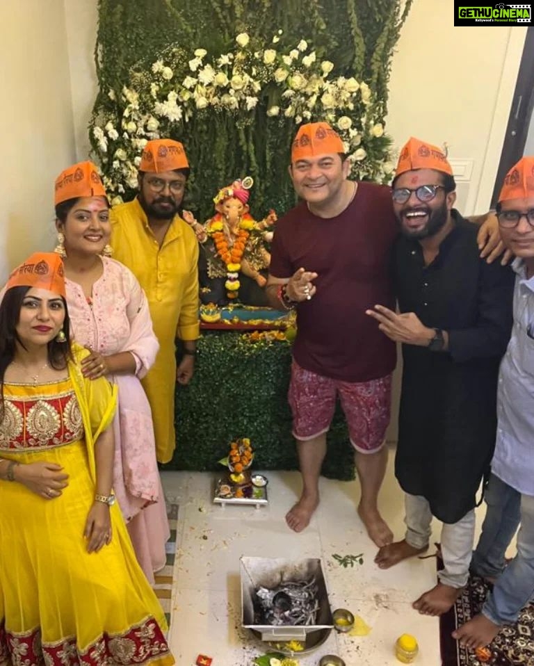 Anjana Singh Instagram - Superstar Actress Anjana Singh ji ke mumbai wale ghar Ganpati Bappa.. Dhamaal fun with Actor Soorya ji, Producer Uday Bhagat Ji, PRO Ramchandra ji.. it's me.. Bappa bless to all.. Ganpati Bappa Morya 💐😘🤗