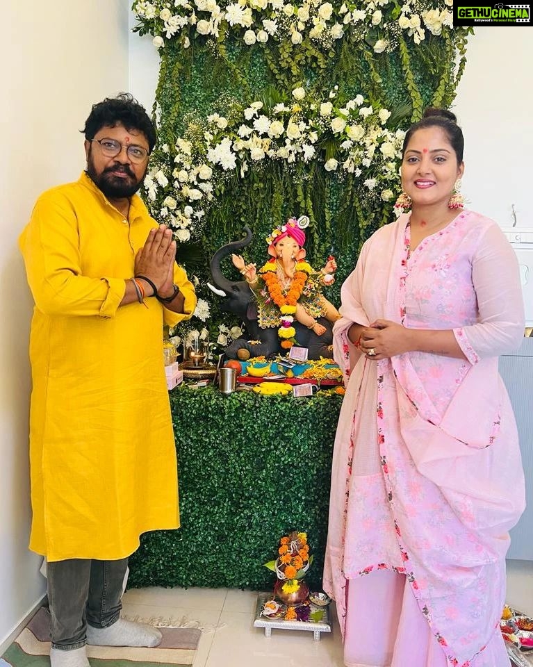 Anjana Singh Instagram - Superstar Actress Anjana Singh ji ke mumbai wale ghar Ganpati Bappa.. Dhamaal fun with Actor Soorya ji, Producer Uday Bhagat Ji, PRO Ramchandra ji.. it's me.. Bappa bless to all.. Ganpati Bappa Morya 💐😘🤗