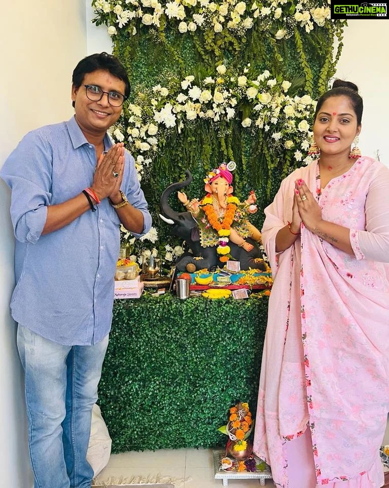 Anjana Singh Instagram - Superstar Actress Anjana Singh ji ke mumbai wale ghar Ganpati Bappa.. Dhamaal fun with Actor Soorya ji, Producer Uday Bhagat Ji, PRO Ramchandra ji.. it's me.. Bappa bless to all.. Ganpati Bappa Morya 💐😘🤗