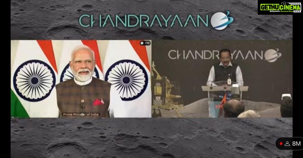 Anjana Singh Instagram - हमारा भारत चाँद पर है...❤ यही फ़र्क़ है झंडे पे चाँद और चाँद पे झंडे का 🇮🇳 इसरो और पूरी टीम को चंद्रयान -3 की सफल लैंडिंग के लिए शुभकामनाएं...💐 ISRO - Indian Space Research Organization #chandrayan3 #isro #congratulations #jaihind #jaibharat🇮🇳 #proudmoment