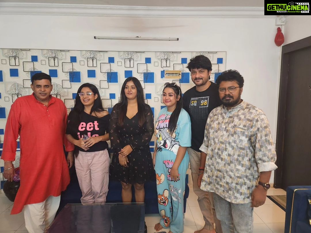 Anjana Singh Instagram - @anjana_singh_ जी ने निर्माता @pradeep_singh_wwp जी की 3 फिल्मे sign की.. @ritu9170 @ursgauravjha @radhasingh.official #anjanasingh #udaybhagat #ritusingh