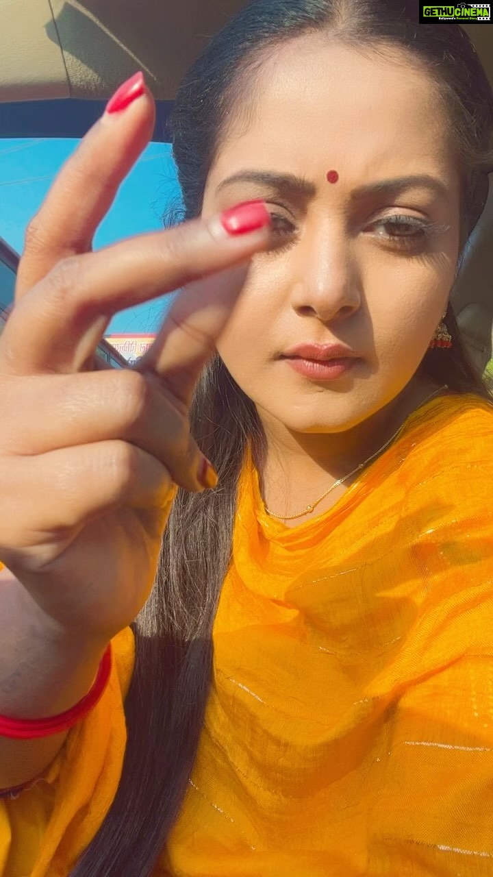 Anjana Singh Instagram - Meri taraf dekhen 🤓🤓🥰