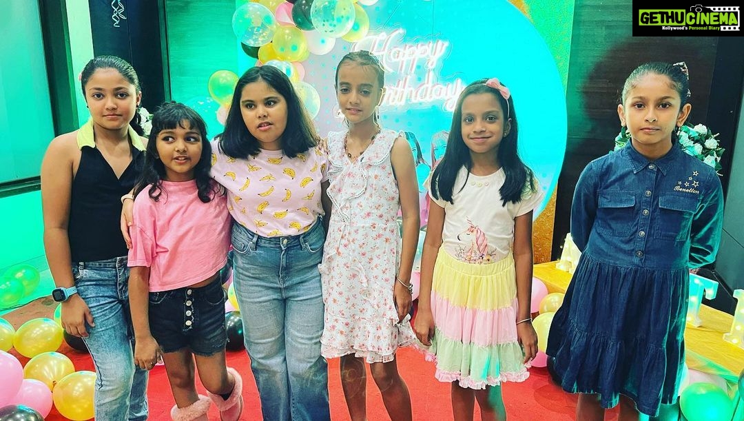 Anjana Singh Instagram - आप सभी को दिल से धन्यवाद मेरी बिटिया रानी @aditi13k15 के जन्मदिवस पर इतनी सारी बधाई और आशीर्वाद देने के लिए । जन्मदिन को इतना खास बनाने के लिए❤️🤗🙏🏻🙏🏻 अपना प्यार और आशीर्वाद बनाये रखें🙏🏻🙏🏻 हर हर महादेव🙏🏻
