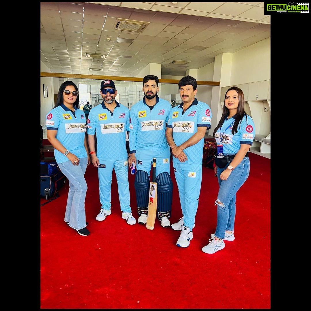 Anjana Singh Instagram - With Bhojpuri Dabbangs 🐯 @dineshlalyadav Ji @manojtiwari.mp Ji @adityaojhaofficial @neelamgiri_ #ccl2023 #cclvibes