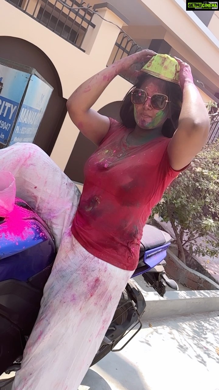 Anjana Singh Instagram - Happy Holi Everyone ❤️💙💜💚 नवाबों का शहर लखनऊ