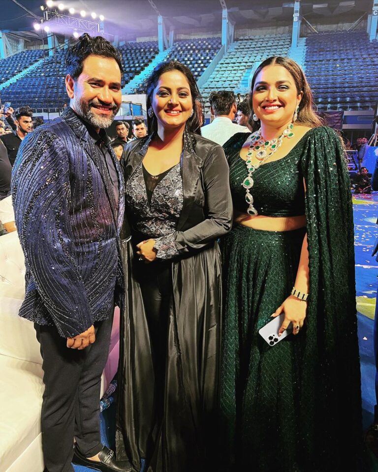 Anjana Singh Instagram - With Two Beautiful souls @dineshlalyadav Ji @aamrapali1101 Netaji Indoor Stadium