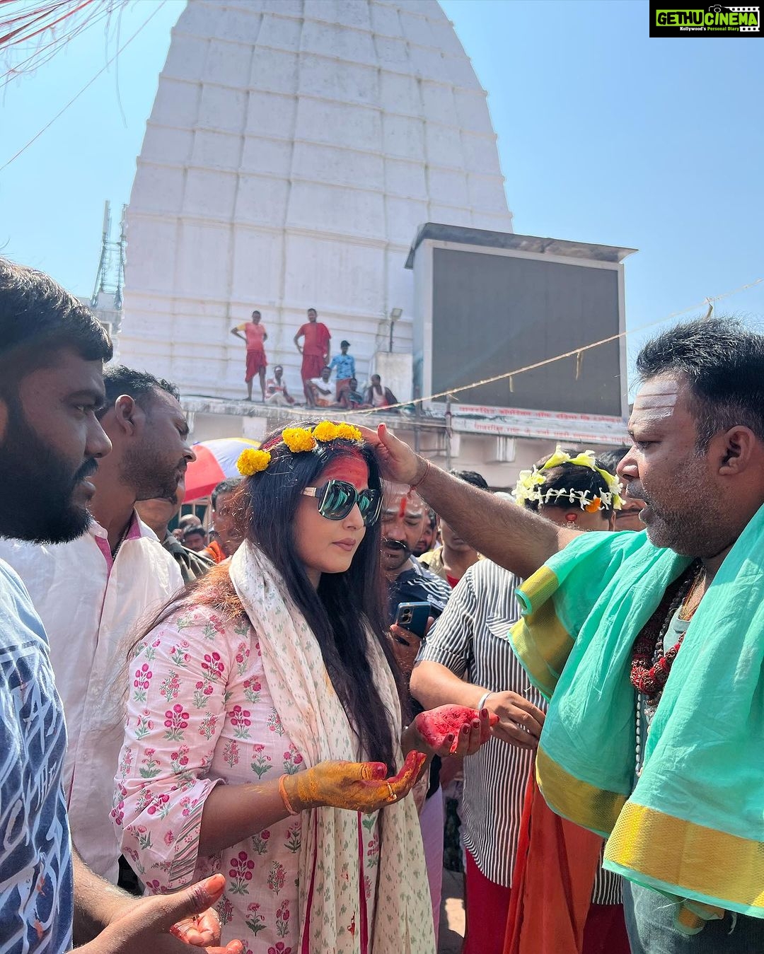 Anjana Singh Instagram - Har Har Mahadev 🙏🏻🙏🏻 बाबा बैद्यनाथ मंदिर, देवघर - Baba Baidyanath Temple, Deoghar