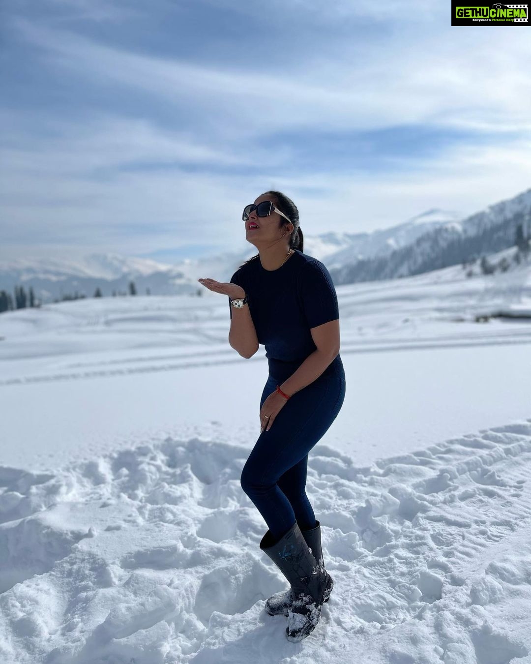 Anjana Singh Instagram - 🤍🤍 ❄️❄️ #takemeback 🌈 #vibes