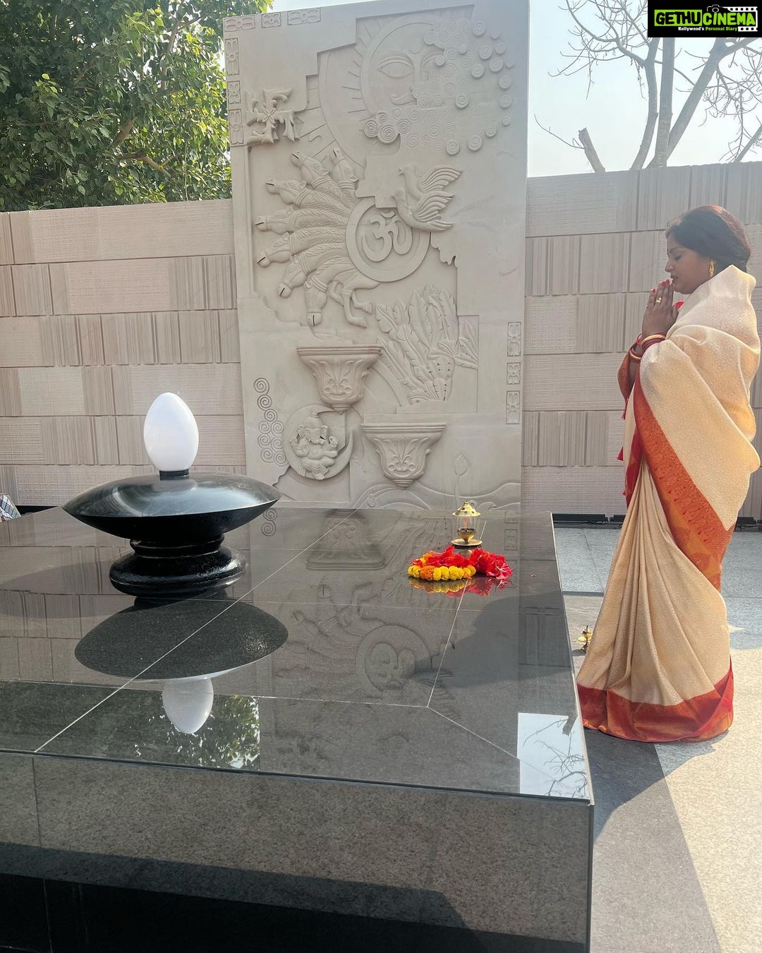 Anjana Singh Instagram - “परिवार जिसका मंदिर था , स्नेह जिसकी शक्ति थी। परिश्रम जिसका कर्तव्य था, परमार्थ जिसकी भक्ति थी।” ऐसी आपकी दिव्य आत्मा को ईश्वर शांति प्रदान करे, स्वर्गीय श्री आर एन सिंह जी को उनकी प्रथम पुण्यतिथि पर नमन 🙏🏻🙏🏻